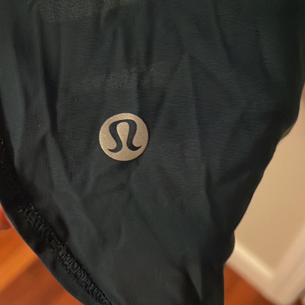 Lululemon Size 6 Flowy top with built in bra - Picture 5 of 5